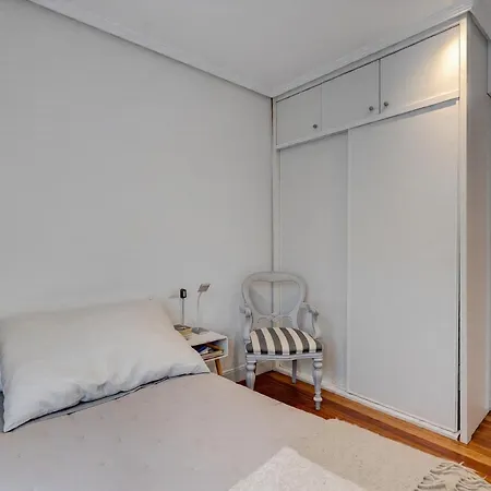 Ondarreta Stays With Independent Entrance