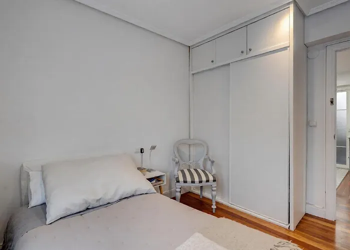 Ondarreta Stays With Independent Entrance